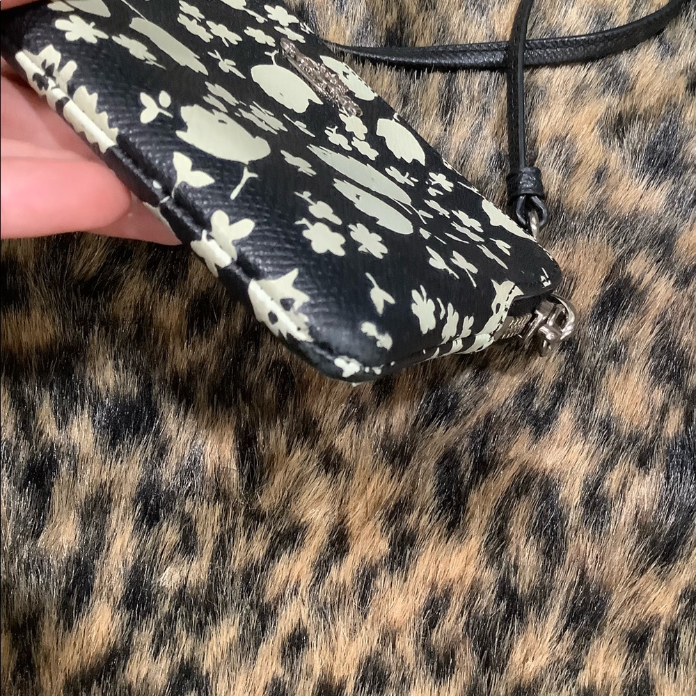 COACH FLORAL WRISTLET - Picture 8 of 10